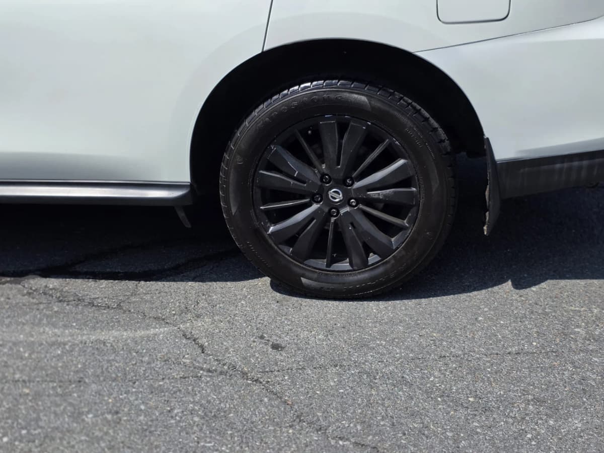 2018 Nissan Pathfinder SV Tech 4x4 7 Seater photo 9