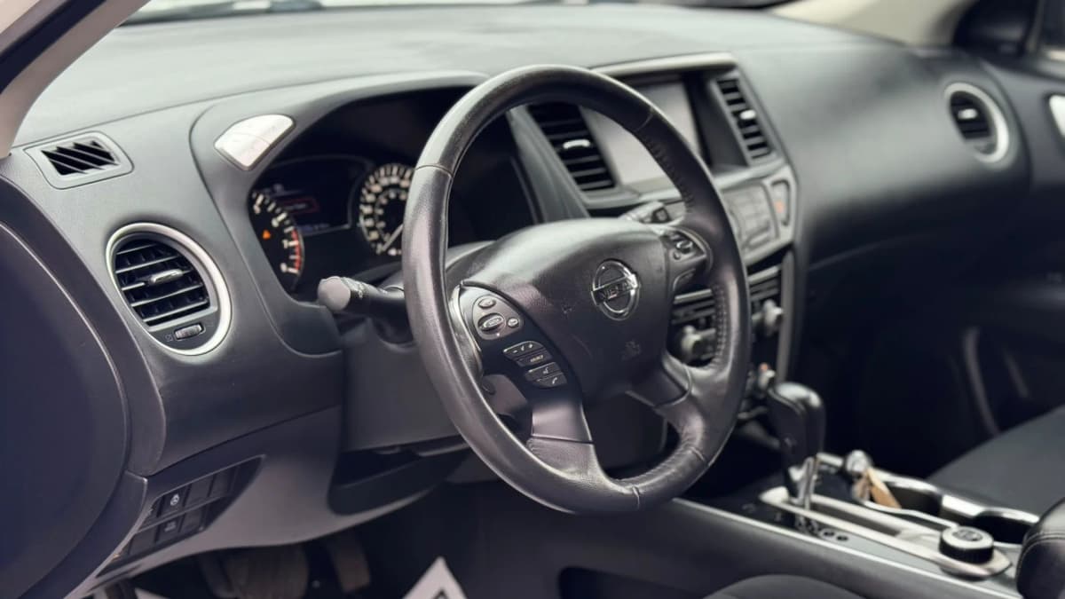 2018 Nissan Pathfinder SV Tech 4x4 7 Seater photo 11