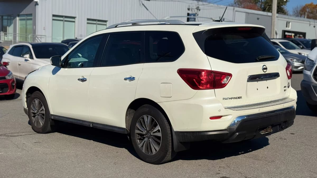 2018 Nissan Pathfinder SV Tech 7 Passenger photo 9