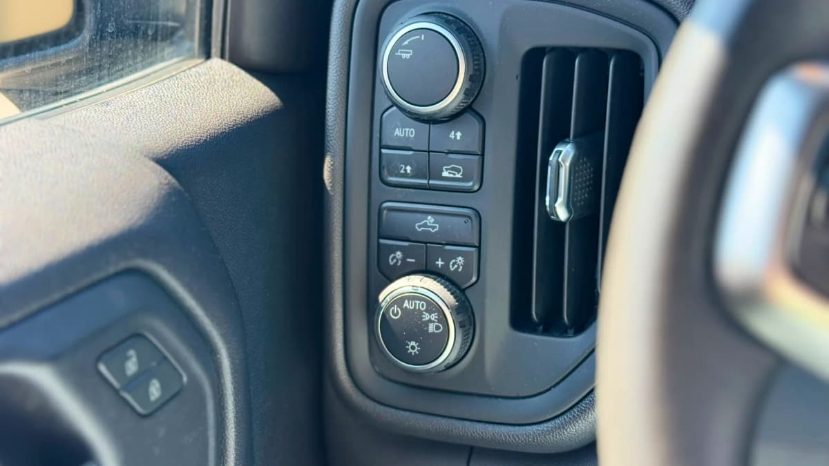 2022 Chevrolet SILVERADO LTD 1500 CUSTOM 4WD Crew Cab 157" photo 19