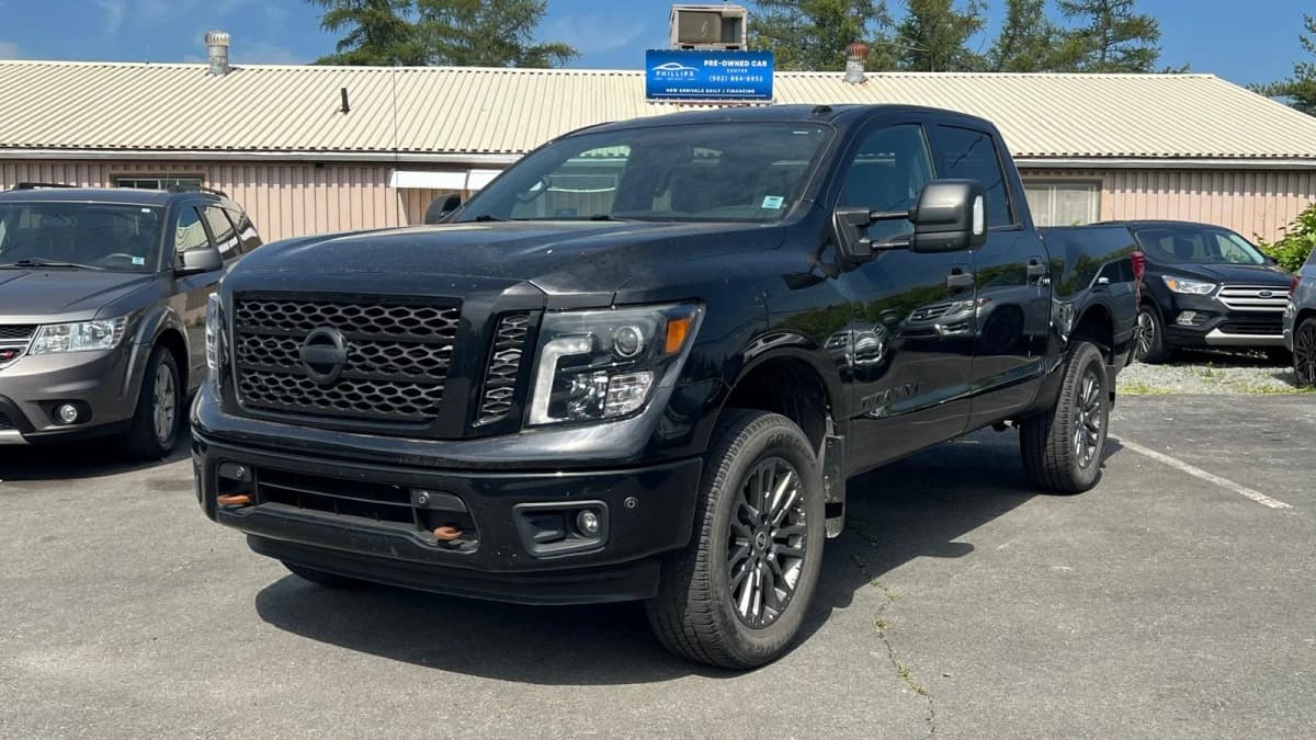 2018 Nissan Titan SV 4x4 Crew Cab photo 1