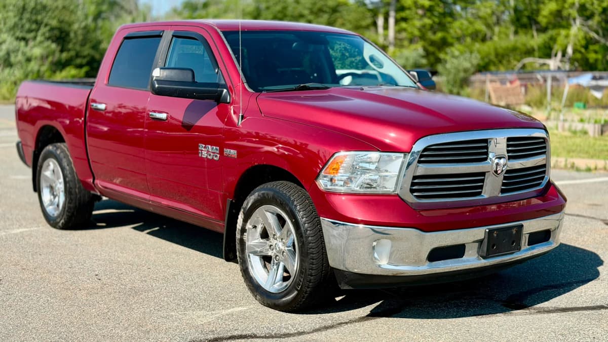 2015 RAM 1500 SLT Crew Cab Short Bed 4WD V8 140.5" photo 3