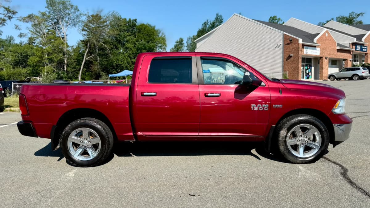 2015 RAM 1500 SLT Crew Cab Short Bed 4WD V8 140.5" photo 4