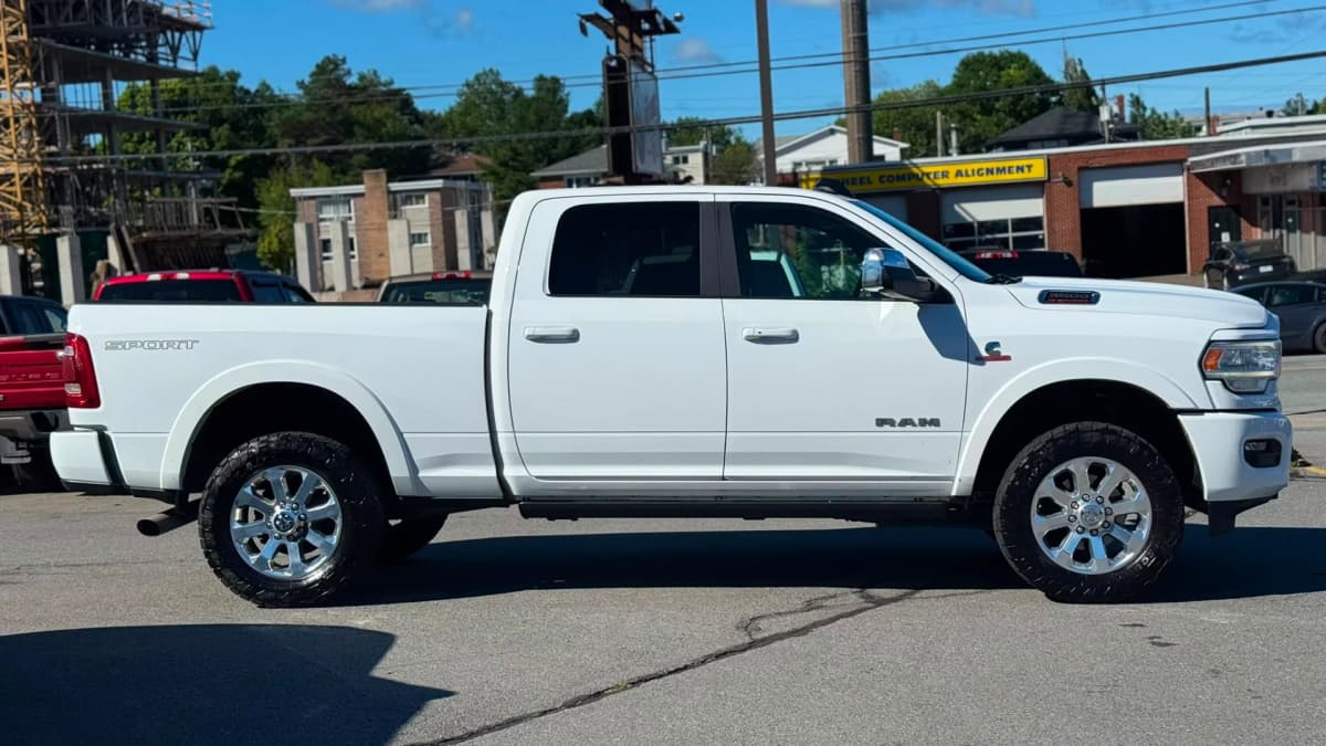2022 RAM 3500 LARAMIE 4x4 Crew Cab 6'4" 6.7L CUMMINS TURBO DIESEL photo 5