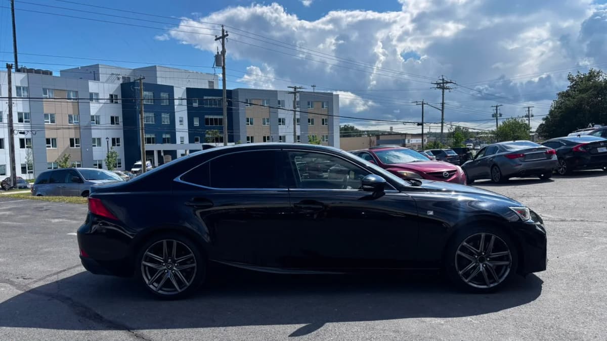 2018 Lexus IS 300 AWD photo 4