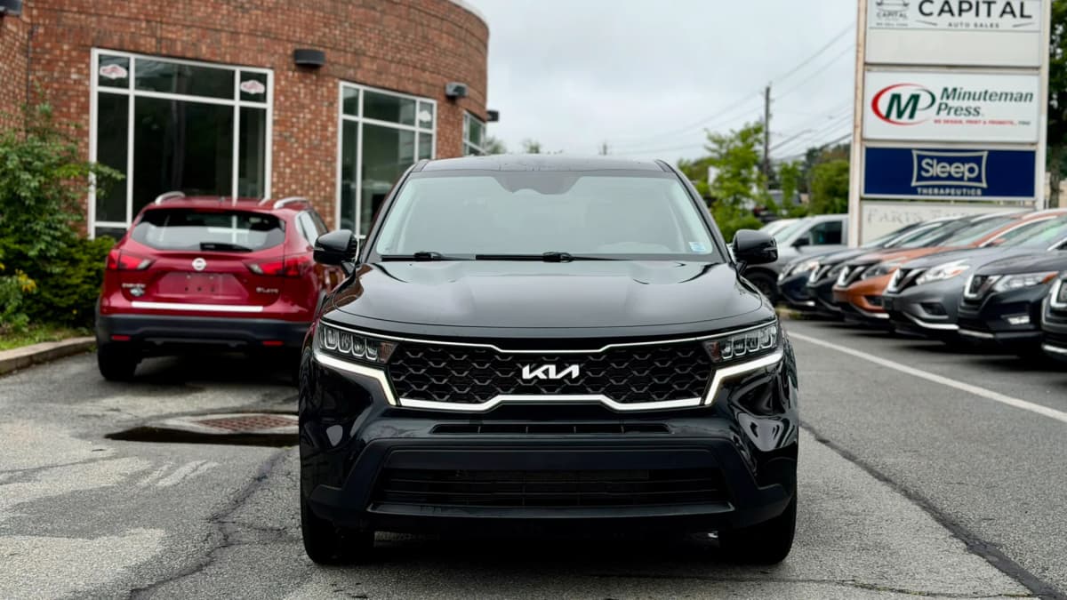 2022 KIA Sorento LX AWD 7 Passenger photo 2
